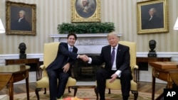 Kanadski premijer Džastin Trudo i predsednik SAD Donald Tramp rukuju se tokom prvog susreta u Beloj kući, 13. februar 2017
