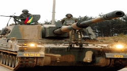 Binh sĩ Thủy quân Lục chiến Nam Triều Tiên tham gia cuộc thao dượt pháo binh tại đảo Yeonpyeong