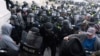 ARHIVA - Policija Kapitola pokušava da potisne demonstrante i spreči ih da uđu u zgradu Kongresa SAD, u Vašingtonu, 6. januara 2021.
