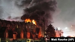 Спасатели работают на месте крушения небольшого самолета в Филадельфии в пятницу, 31 января 2025 года. (AP Photo/Matt Rourke)