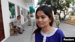 អ្នក​ស្រី​យ៉ោម បុប្ផា​ សកម្មជន​ការពារ​ដីធ្លី​នៅ​តំបន់​បឹងកក់​ត្រូវ​បាន​តុលាការ​ក្រុង​ភ្នំពេញ​កាត់​ទោស​ឲ្យ​ជាប់​ពន្ធនាគារ​រយៈ​ពេល​៣​ឆ្នាំ ក្រោម​បទ​ចោទ​ប្រកាន់​ថា​ អ្នក​ស្រី​បាន​បង្ក​ហិង្សា​ទៅលើ​អ្នក​រត់​ម៉ូតូឌុប​ពីរ​នាក់​កាល​ពី​ឆ្នាំ​មុន។