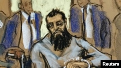 Majburiy vaksinaga qarshi namoyish davom etar ekan, bosh vazir idorasi qarshida to'plangan odamlar yo'lni qordan tozalamoqda. Ottava, Kanada.