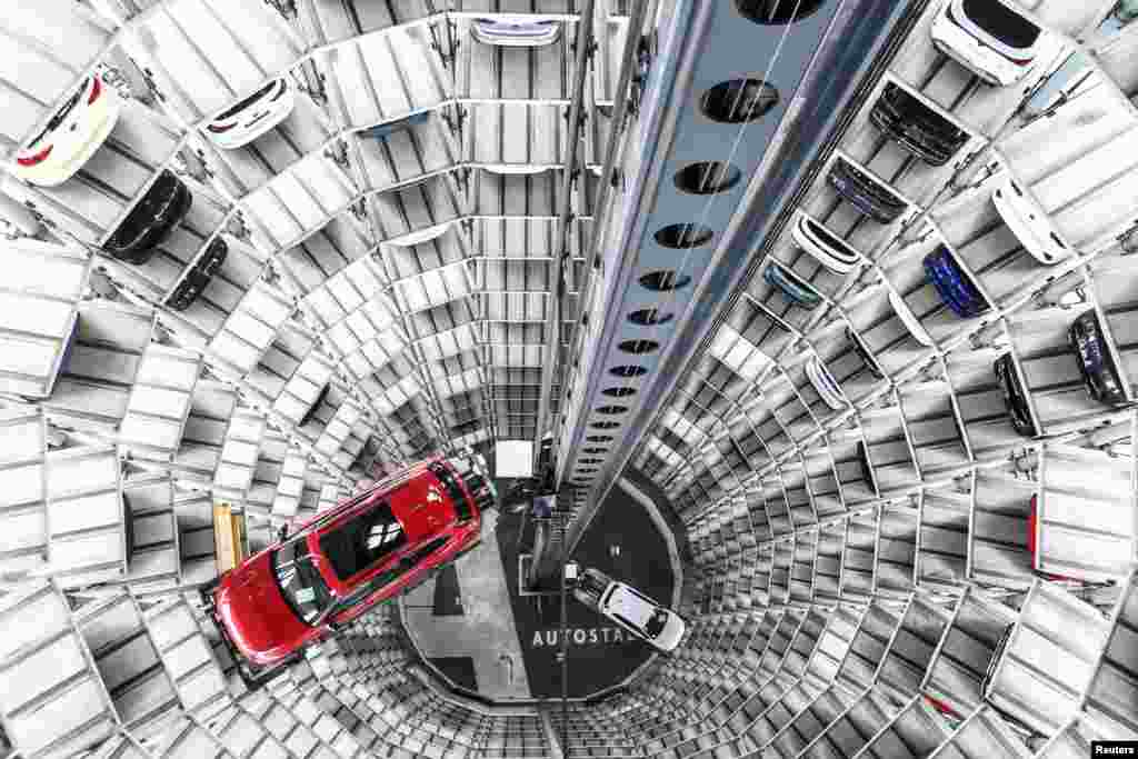 Возилата на Фолксваген се гледаат, на денот на годишната прес-конференција на групацијата Фолксваген во Волфсбург, Германија.