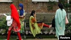 زرغونه شاهد چې دپېښور پوهنتون د جرنلزم د څانګې زده کوونکې ده وي او ای ډیو ته وایي يو حکومت ته هم دا اجازت نشته چې په ښځو زور زياتی وکړي