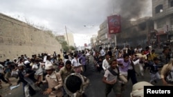 អ្នក​តវ៉ា​ដែល​ប្រឆាំង​នឹង​ក្រុម​ Houthi រត់​ ខណៈ​ដែល​ក្រុម​ប៉ូលិស​ដែល​គាំទ្រ​ក្រុម​ Houthi ធ្វើ​ការ​បាញ់​ទៅ​លើ​អាកាស​ដើម្បី​បំបែក​ពួកគេ​នៅ​ក្នុង​ក្រុង Taiz ភាគ​ខាង​ត្បូង​នៃ​ប្រទេស​យេម៉ែន កាលពី​ថ្ងៃទី២៣ ខែមីនា ឆ្នាំ២០១៥។