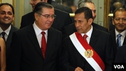 Presiden Peru Ollanta Humala (kanan) dan Prime Minister Oscar Valdes pasca pelantikan Kabinet Baru Peru di Istana Pemerintahan di Lima, Peru (11/12).