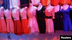 រូបឯកសារ៖ សម្លៀកបំពាក់​​ដាក់​លក់​នៅ​ក្នុង​ផ្សារ​មួយ ដែល​ស្ថិត​នៅ​ខាង​ក្រៅ​តំបន់​ឧស្សាហកម្ម ជាយ​ក្រុង​ភ្នំពេញ ថ្ងៃទី ២៦ ខែមិថុនា ឆ្នាំ​២០១៣។