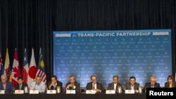 Erbil Kalesi&rsquo;nin eteğindeki meydanda günlük hayat, sokak satıcıları, minik çay ocakları ve ilk baharda bile rahatsız etmeye başlayan sıcaktan korunmaya çalışanların sığındığı şemsiyeler&hellip;