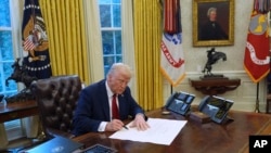 ARCHIVO - El presidente de Estados Unidos, Donald Trump, firma órdenes ejecutivas en la Oficina Oval de la Casa Blanca, el 30 de enero de 2025, en Washington.