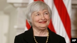 Calon gubernur Federal Reserve, Janet Yellen memberikan keterangan di depan Komisi Perbankan Senat AS, Kamis 14/11 (foto: dok). 