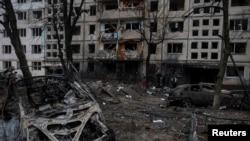 Uništena stambena zgrada u Kijevu posle ruskog raketnog napada, 13. decembra 2023. (Foto: REUTERS/Gleb Garanich)