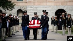 El Cristo Redentor, en el morro de Corcovado, en Río de Janeiro, Brasil, iluminado con el mensaje "la vacunación salva, unidos por la vacuna", el 15 de mayo de 2021.