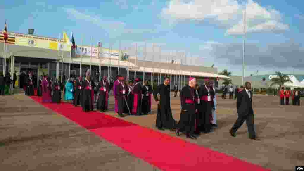 Viongozi wa kanisa Katoliki nchini Uganda waliofika kumpokea kiongozi wao Papa Francis.