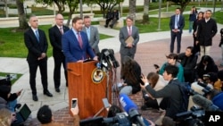 Исполняющий обязанности прокурора США Джозеф Макнелли общается со СМИ, 6 февраля 2025 года, в Санта-Ане, Калифорния.