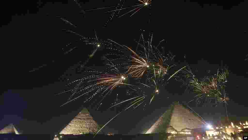 Огномет над пирамидите во Гиза, одбележувајќи ја новата година, веднаш надвор од Каиро, Египет, 1 јануари 2025 година.