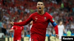 Mshambuliaji wa timu ya taifa ya Ureno, Christiano Ronaldo, akishangilia moja ya magoli yake, Ijumaa.