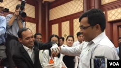 អ្នកចូលរួម កំពុង​សាកល្បង​ជ្រលក់​ទឹកខ្មៅ​ក្នុង​ការបង្ហាញ និង​ពិសោធន៍​ទឹកខ្មៅ​ជ្រលក់​ម្រាមដៃ​លុប​មិន​ជ្រះ ដែល​ទិញ​មកពី​ប្រទេស​ឥណ្ឌា សម្រាប់​ការបោះឆ្នោត​ជ្រើសតាំង​តំណាងរាស្រ្ត​អាណត្តិ​ទី៦ ធ្វើឡើង​នៅ​ក្រសួង​មហាផ្ទៃ​នៅ​ថ្ងៃទី​១៧ ខែ​កក្កដា ឆ្នាំ​២០១៨។ (កាន់ វិច្ឆិកា/VOA Khmer)