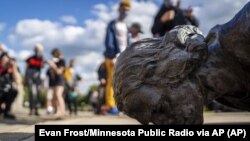 Minnesota shtatining Minneapolis shahrida namoyishchilar Xristofor Kolumbning haykalini qulatgan kun