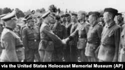 Фото 1942 року надане прокуратурою Гамбурга Музею пам'яті Голокосту в США. Гіммлер потискає руку новим охоронцям концтабору "Травники"