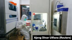 Seorang staf memegang sampel tes PCR di Rumah Sakit Pusat Pertamina di tengah wabah COVID-19 di Jakarta, pada 16 Desember 2020. (Foto: Reuters/Ajeng Dinar Ulfiana)