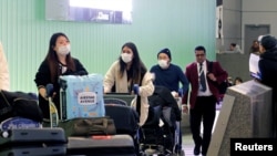 រូបឯកសារ៖ អ្នកដំណើរមកដល់ព្រលានយន្តហោះ LAX ពីក្រុងសៀងហៃ ប្រទេសចិន។ 