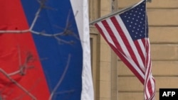 Una bandera rusa ondea junto a otra de EEUU en la Embajada de ese país en Moscú el 13 de marzo de 2025. El enviado especial estadounidense, Steve Witkoff, llegó a Moscú el jueves para reunirse con funcionarios rusos sobre una propuesta de alto el fuego entre Ucrania y Rusia.