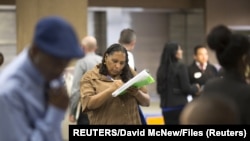 Veliki broj otpuštanja navodi ekonomske stručnjake na procene da bi do kraja aprila bez posla moglo ostati dvadeset miliona ljudi. (Foto: Reuters)