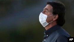 Le président brésilien Jair Bolsonaro assistant à une cérémonie devant le palais Alvorada, à Brasilia, le 20 juillet 2020. (AP Photo/Eraldo Peres)