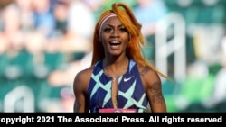 Sur cette photo du 19 juin 2021, Sha'Carri Richardson célèbre sa victoire après avoir remporté la première manche de la demi-finale du 100 mètres féminin lors des essais olympiques d'athlétisme des États-Unis à Eugene, Oregon, États-Unis.