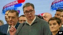 Predsednik Srbije Aleksandar Vučić obraća se medijima iz izbornog štaba SNS u Beogradu 17. decembra 2023. (Foto: AP/Darko Vojinović)