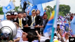 លោក​សម​ រង្ស៊ី​បាន​មក​ដល់​ប្រទេស​កម្ពុជា​វិញ​នៅ​ព្រឹក​ថ្ងៃ​សុក្រទី​១៩​ខែ​កក្កដា​នេះ​ក្រោយ​ពី​ព្រះ​មហាក្សត្រ​ទ្រង់​ព្រះ​រាជ​ទាន​ការ​លើក​លែង​ទោស​ដល់​រូប​លោក។