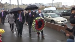 Джон Болтон поклав квіти на місці вбивства Бориса Нємцова. Відео