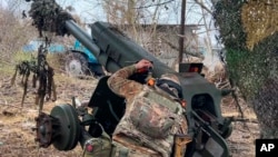 러시아 쿠르스크 지역에서 러시아 군 병사가 우크라이나 군을 향해 D-30 곡사포를 조준하고 있다. (자료화면)