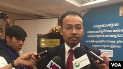 ​លោក​ ព្រាប​ កុល​ ​នាយក​ប្រត្តិ​បតិ្តអង្គការ​តម្លាភាព​កម្ពុជា​ ប្រាប់​អ្នកសារព័ត៌មាន​នៅ​ថ្ងៃ​ទី​ ២៨​ ខែ​ កុម្ភៈ​ ឆ្នាំ​ ២០១៧​ ថា​ ការ​សូកប៉ាន់​មន្ត្រី​រដ្ឋាភិបាល​ថយចុះ​ តែ​អំពើពុករលួយធំៗ​នៅ​តែ​ជា​ក្តី​បារម្ភ​មួយ។​ (ហ៊ុល រស្មី​/VOA) 