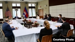 U.S. Deputy Secretary of State Wendy R. Sherman and Ambassador W. Patrick Murphy met with civil society representatives and journalists to discuss the state of democracy and human rights in Cambodia, June 1, 2021. (Facebook/US Embassy Phnom Penh)