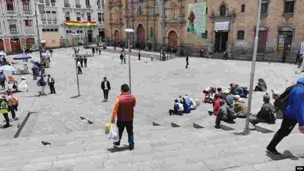 Personas llegan a la plaza San Francisco a diario, un lugar que en las últimas semanas se ha convertido en punto de reunión de miles de paceños que se han pronunciado contra y a favor de los eventos ocurridos en el país.