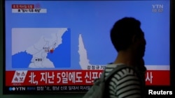 បុរស​ម្នាក់​ដើរ​កាត់​កម្មវិធី​ព័ត៌មាន​ទូរទស្សន៍​ដែល​ផ្សាយ​ពី​ការ​បាញ់​បង្ហោះ​មីស៊ីល​បរាជ័យ​របស់​កូរ៉េ​ខាង​ជើង នៅ​ស្ថានីយ​រថភ្លើង​មួយ​នៅ​ក្នុង​ក្រុង​សេអ៊ូល ប្រទេស​កូរ៉េ​ខាង​ត្បូង​ កាលពី​ថ្ងៃទី១៦ ខែមេសា ឆ្នាំ២០១៧។