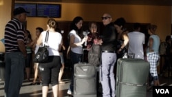 El gobierno cubano también anunció una propuesta que permitiría a los cubanos viajar a distintos destinos fuera de la isla en calidad de turistas.