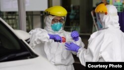 Petugas dari Labkesda Provinsi Jawa Barat mengambil sampel dahak dan lendir tenggorokan hidung (swab test) Klaster GBI Lembang di Bandung, Minggu (29/3/20). (Foto: Humas Jabar)