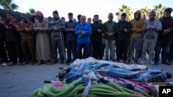 Palestinci se mole pored tela svojih rođaka ubijenih u izraelskom bombardovanju Gaze 