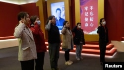 資料照：中國年輕人在北京舉辦的中共歷史展上向中共領導人習近平宣誓。 （2022年4月22日）