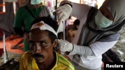 រួបថតឯកសារ៖ ជន​ទេសន្តរប្រវេសន៍​ម្នាក់​ដែល​បាន​មកដល់​ប្រទេស​ឥណ្ឌូនេស៊ី​ដោយ​ទូក​កាលពីថ្មីៗ​នេះ​ រួមជាមួយ​នឹង​ពួក​ជន​បង់ក្លាដែស​និង​ពួក​ជន​អំបូរ​ Rohingya បាន​ទទួល​ការ​ថែទាំ​សុខភាព​នៅ​ក្នុង​ក្រុង​ Kuala Langsa ខេត្ត Aceh ប្រទេស​ឥណ្ឌូនេស៊ី​។