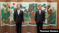 양제츠 중국 공산당 외교담당 정치국원(좌)과 서훈 한국 국가안보실장(우)이 22일 부산에서 회담을 열었다.