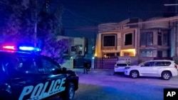 Petugas keamanan di berjaga di lokasi pembunuhan pakar ISIS, Hisham al-Hashimi, di kawasan Zeyouneh, Baghdad, Irak, 7 Juli 2020. 