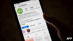 Seorang perempuan memeriksa aplikasi telepon yang melaporkan pelecehan seksual dan perbuatan tidak senonoh yang diduga dilakukan oleh Ahmed Bassam Zaki, di Kairo, Mesir, 15 Juli 2020. (Foto: AFP)