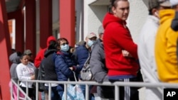 Warga AS antri untuk mendaftar tunjangan pengangguran di Las Vegas, Nevada (foto: dok). 