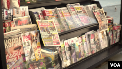 Arhiva - Novine na kiosku u Beogradu, Srbija (Foto: Aleksandra Nenadović, VOA)