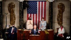 د امریکې په تاریخ کې دا لومړی ځل و چې د تقریر په وخت د صدر بایډن په شا دوه مېرمنې ناستې وې. یوه نایب صدره کمالا هېرس وه او بله د ایوان نماینداګانو سپېکره نېنسي پلوسي وه