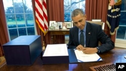Президент США Барак Обама підписує бюджет на 2016 рік
