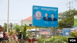 ស្លាក​សញ្ញា​គណបក្ស​ប្រជាជន​កម្ពុជា និង​គណបក្ស​សង្រ្គោះ​ជាតិ ស្ថិត​នៅ​ក្នុង​ភូមិ​ត្រពាំង​ត្រែង សង្កាត់​សាលា​កំរើក ក្រុង​សៀមរាប ខេត្តសៀមរាប។ (ស៊ុន​ ណារិន/VOA)